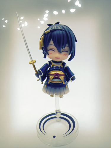 刀剣乱舞の三日月宗近のねんどろいど写真。刀を手にして微笑んでいる。クリスタで加工したり、花びらを散らせた。