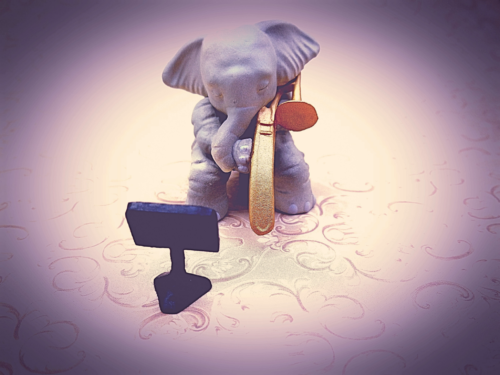 楽器を演奏している像の写真を加工したもの