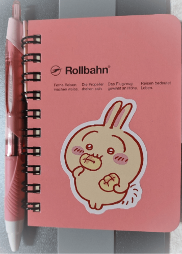 ピンク色のロルバーンミニ。表紙にちいかわのうさぎのシールが貼られている。