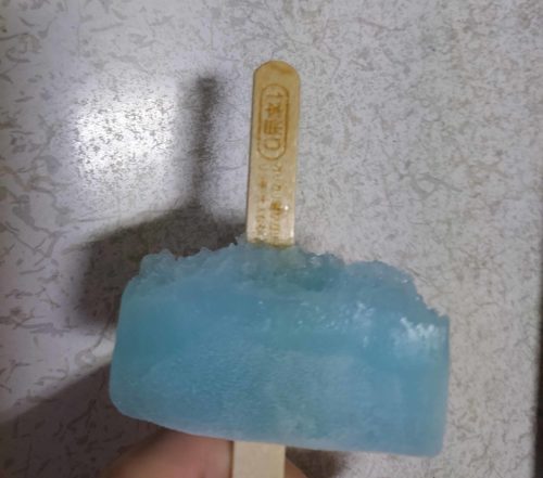 食べかけのガリガリ君の写真。棒に「1本当り」と書かれている。