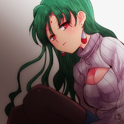 胸元の空いた白い縦セーターを着ているアンティ