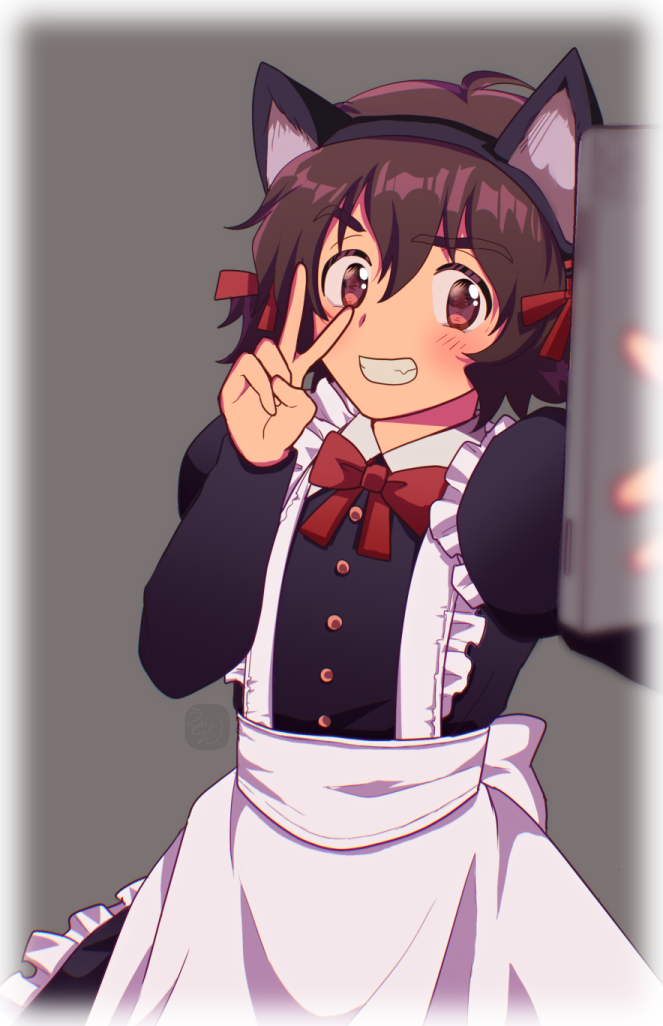 創作BL漫画に登場するオリジナルキャラクターのイラストです。猫耳カチューシャを装着し、メイド服を着ている少年。左手にスマホを持って、笑顔で自撮りをしている。右手はVサイン。